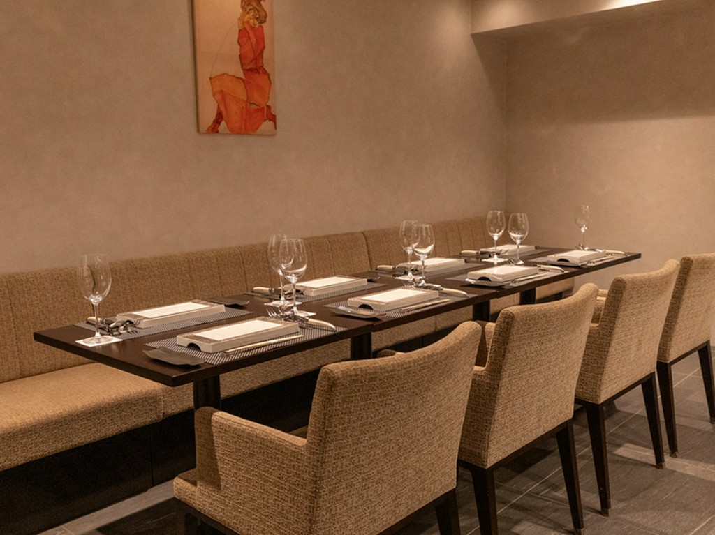 シックな色調に包まれた店内。隠れ家的空間で非日常を