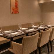 清潔感があり、シックな色調に包まれた店内。シンプルながらも上品な雰囲気で、心地よい一時が過ごせます。ゆったりと過ごせるソファー席は8席用意。非日常の贅沢にひたるのに理想的な空間です。