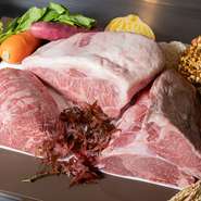 「1つ1つの食材と向き合い、旬を見極め、状態の良いものを目利き」それが食材に対するシェフのこだわりです。毎月内容が変わるコース料理に合う牛肉は、厳選した銘柄牛。産地より料理に合ったものが選ばれます。