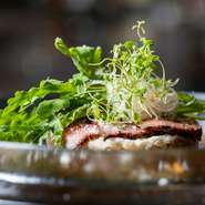 全国の銘柄牛の中から、厳選されたA5ランクの黒毛和牛を使用した一品です。炙った赤身肉と新鮮野菜のハーモニーは、ワインとのマリアージュで更にワンランクアップ。