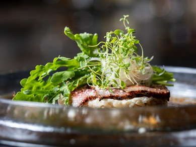 厳選されたA5ランクの黒毛和牛を使用。炙った赤身肉と新鮮野菜のハーモニー『黒毛和牛のカルパッチョ』