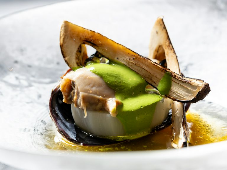 毎日仕入れる新鮮な旬の素材を、熟練のシェフが厳選し繰り出す料理『月替わりのお勧め魚料理』