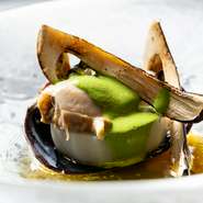 毎日仕入れる新鮮な旬の素材を、熟練のシェフが厳選し繰り出す料理。旬食材で彩る一皿は、月替わりで内容が変わるので、訪れる度に違った出合いが楽しめます。