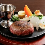 お客様のご要望にお応えして手掛けた、シェフ特製黒毛和牛100％のステーキハンバーグコースです