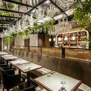 86席のフロアは、ヨーロッパの高級リゾートさながらの開放感あふれる空間です。贅沢な雰囲気の中で過ごすデートや女子会はもちろん、特別な日のパーティーにも最適。人数に合わせたプランにも応じてもらえます。