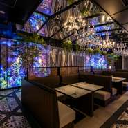 東京オリンピックの演出も手がけたというクリエイター集団によるプロジェクションマッピングを駆使。ボタニカルな雰囲気の音楽が流れるヨーロッパのサンルームのような空間で、新しい体験がはじまります。