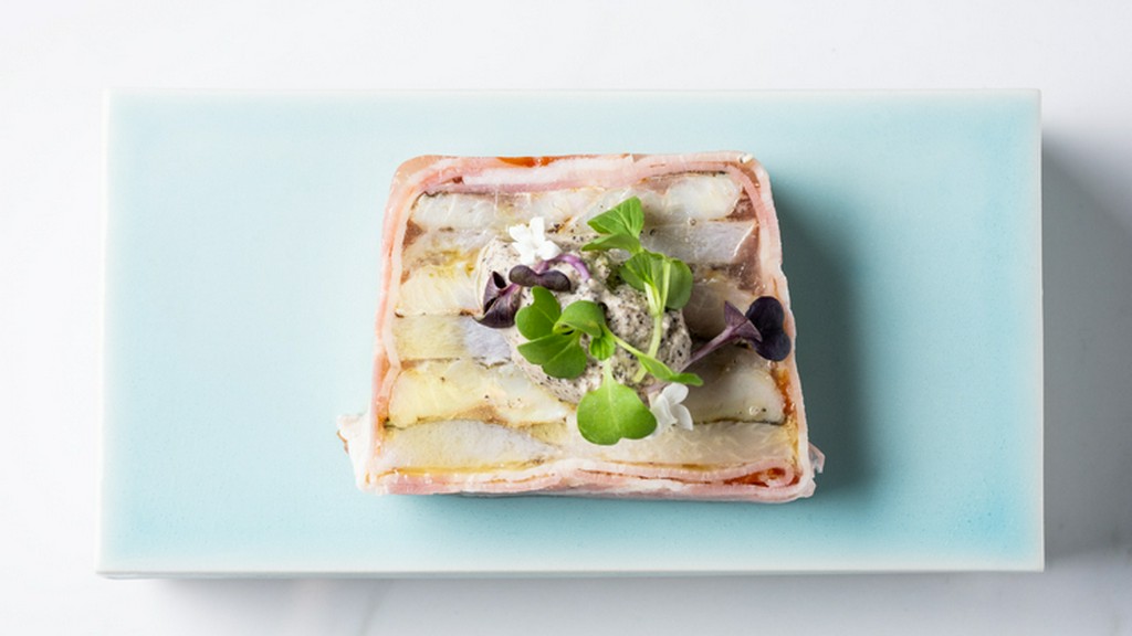 食材が織りなすハーモニーを堪能『カマスと里芋、ポワローとベーコンのテリーヌ　トリュフクリーム』