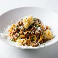 セモリナ粉100％の生パスタに牛肉100％のラグーソースをたっぷり絡めた一皿です。隠し味にキャトルエピスを加えているのが特長。絶妙なスパイスが味わいに奥行きを与えています。