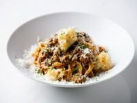 香味野菜と赤ワインをふんだんに使用した、リッチなボロネーゼ『タリアテッレ　牛ラグーソース』