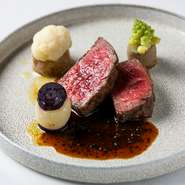 黒毛和牛の中でも未経産の雌牛を使用。低温調理で、しっとり仕上げています。トリュフを加えた、風味豊かなペリグーソースを添えて提供。柔らかな肉質と深い味わいを心ゆくまで堪能できます。