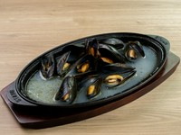 ビストロ料理の定番。一口ごとに広がる海の恵みを味わう『ムール貝の白ワイン蒸し』