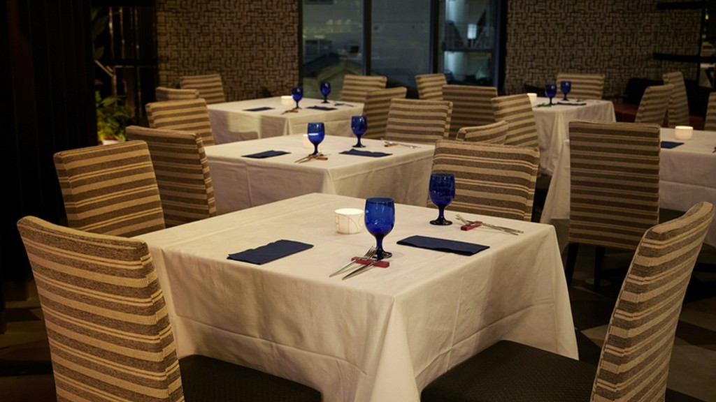 キャンドルの灯りが演出する、プレミアムな大人のデート