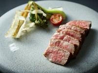 リブロース＝牛の首から背中部分にかけて位置するロースの一部。
柔らかく、きめ細かな肉質と上品な甘みが特徴。炭火焼きでじっくりと焼き上げた自慢の１品