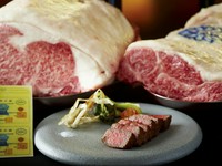 牛の背中の中央の部位できめ細かい霜降りが特徴です。
ディナーコンセプトの伝統的な炭火焼きでじっくりと焼き上げることで、外はカリっと、中はしっとりと神戸牛の旨みを最大限に引き出します。