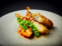 チュニジアが発祥で、フランス料理にもよく使われます。春巻きの皮に似ていますが、さらに薄くサクサクとした食感が特徴です
パートブリックで旬のスズキを巻、香ばしく焼き上げております。