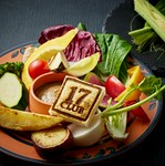 全国から厳選して仕入れたみずみずしいお野菜を生のまま、あるいはそれぞれの甘みを引き出すように軽くグリルして盛り合わせております。