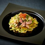 自家製パスタは、心地よい弾力と豊かな小麦の風味が特徴です。ほろ苦い香りが春の訪れを告げる厳選された山菜と、ベーコンの旨味を合わせました。素材の持ち味を最大限に引き出した一皿をご堪能ください。