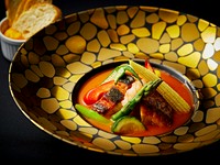 旬のスズキと夏野菜の特製ブイヤベース。鮮魚の味が堪能できる一品に仕上げてあります。