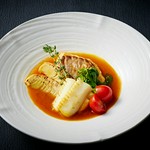 春の訪れを告げる瑞々しい筍の食感と、脂の乗った旬の真鯛、そして柔らかなイカを、贅沢に煮込みました。今だけの極上の一皿です。