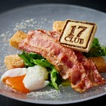冷たいシャキシャキの野菜の上に、温かい具材(カリカリのベーコンやクルトン)を乗せております。一口ごとに異なる温度感と食感が楽しめるサラダです。