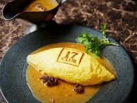 チキンライスを卵で包み、デミグラスソースをかけております。
17CLUBの焼印とご一緒に。
