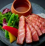 サッと炙ることで表面の脂がじんわりと溶け出し、旨味を極限まで引き出しております。シャキシャキとした野菜の食感が良いアクセントになり、最後まで飽きずに美味しく食べ進められます。