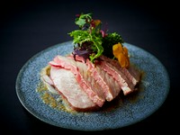 近大マグロ！大阪ご当地グルメ食材
新鮮な近大マグロの炙り焼きになります。ソースはオリジナルのごま風味の和風ドレッシングになります。