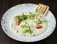 大豆ミートのクリーム煮込みと季節野菜を添えて。
ベジタリアンの人向けの料理になります。