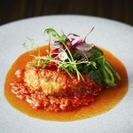 大豆ミートのハンバーグにイタリア産トマトで煮込んで焼き野菜とプラント野菜を添えてベジタリアンの料理になります。