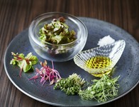 マイクロオゼイユなど水耕栽培栽培した野菜にバージンオイル、こだわりの塩を添えて健康を意識た料理になります。