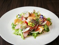 シェフのこだわり食材をふんだんに使用した贅沢なサラダ仕立てになります。
イクラと新鮮野菜の食感が癖になる１品！