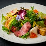 シェフのこだわり食材をふんだんに使用した贅沢なサラダ仕立てになります。
イクラと新鮮野菜の食感が癖になる1品!
