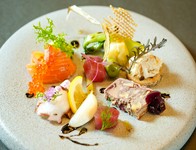 シェフのこだわり食材のオードブル盛り合わせになります。
神戸牛ローストビーフは必ず入っています。