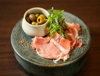 ハモンセラーノ＝スペインで作られる生ハム。
オリーブは種抜きと種有りがあり、深い味わいを楽しみワインやビールなどでお召し上がり下さい。