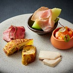 シェフのこだわり食材のオードブル盛り合わせになります。
神戸牛ローストビーフは必ず入っています。