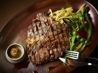 牛の背骨のT字型の骨に沿って切り出された、肉層の厚いステーキです。T字型の骨には、牛のロースとフィレが含まれており、ステーキにはこの2つの部位が含まれます。