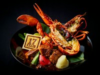 国産牛のビーフシチューとロブスターグリルを１皿に盛り付けました。「海と陸」両方の食材を一度に味わえるアメリカで人気のスタイルです