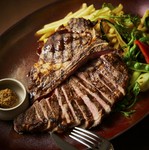 牛の背骨のT字型の骨に沿って切り出された、肉層の厚いステーキです。T字型の骨には、牛のロースとフィレが含まれており、ステーキにはこの2つの部位が含まれます。