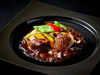 国産牛肉を赤ワインが香る特製デミグラスソースでトロトロになるまでじっくり煮込んでおります。国産牛肉でこの価格はおすすめになります。