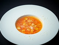 季節の大阪もん野菜を入れたシェフオリジナルのミネストローネになります。仕上げにエキストラヴァージンオリーブオイルやパルメザンチーズを香りづけでとろけるチーズと野菜の旨味のハーモニー。