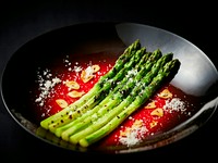 フレッシュのアスパラガスをグリルしました。ガーリックチップ、粉チーズと一緒にお召し上がりください