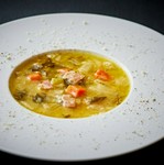 季節の大阪もん野菜を入れたシェフオリジナルのミネストローネになります。仕上げにエキストラヴァージンオリーブオイルやパルメザンチーズを香りづけでとろけるチーズと野菜の旨味のハーモニー。