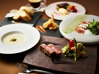 ①アミューズ
②オードブル
③スープ
④肉料理　黒毛和牛の炭火焼きステーキ or 魚料理
⑤パン
⑥デザート
⑦コーヒー