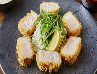 ポン酢大根おろし、ヒシウメソース、ワサビ、ドレッシング付き
低温調理＝低温で加熱するので肉質が固くなりにくいのが特徴。
ヒシウメソース＝大正時代から大阪で作られているご当地ソース。