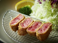 和牛の柔らか牛カツ。シェフおすすめの一品。
ポン酢大根おろし、ヒシウメソース、ワサビ、ドレッシング付き