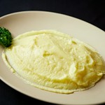 じゃがいもの風味を最大限に引き出し、たっぷりの発酵バターと牛乳を練り込んだ、本場フランスの味わい。お肉料理の最高の引き立て役です。