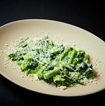 ほうれん草をバターと生クリームを使用し軽く煮込みました。
クリーミーでコクのある味わいです。
仕上げにパルミジャーノ・レッジャーノをたっぷりとふりかけております。