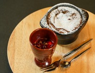 スフレ＝フランス発祥の伝統的なデザートで、膨らむが語源とし、メレンゲに様々な材料を加え加熱して膨らませる。
レストランでしか食べれない熱々のふんわりな特製デザートになります。