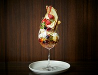 特製パコジェットで作ったアサイーアイスクリームとソフトクリームの２層に仕上げてあります。季節のフルーツを飾り中にはスフレチーズケーキもあり満足感のあるパフェに仕上げております。