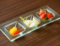 きゅうり、カリフラワー、小タマネギ等の野菜や果実を酢に塩、香辛料、香草等を加えたものにつ漬けたもの。
食べやすく甘酸っぱく仕上げてあります。
季節の彩り野菜を使用。